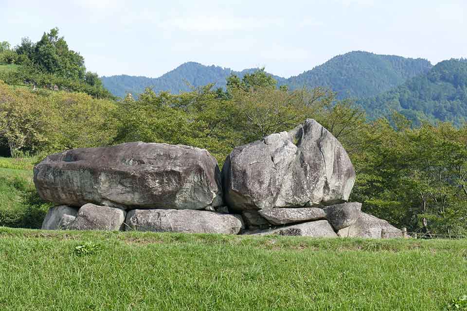 墓はただの石塊ではない