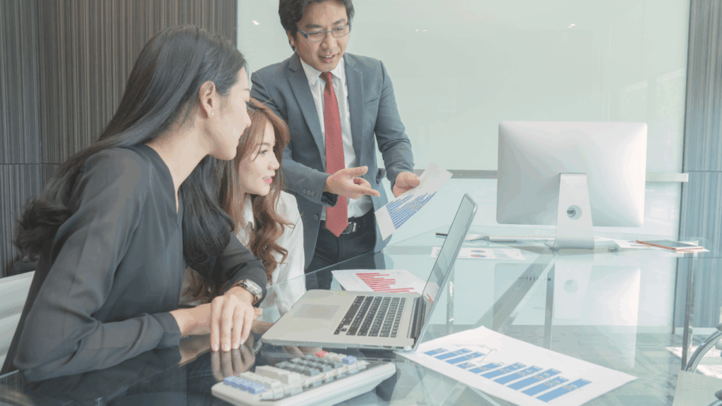 会議室で和やかに話し合うチーム